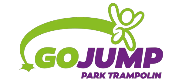 Oficjalne, kolorowe logo GOjump – największej sieci parków trampolin w Polsce.
