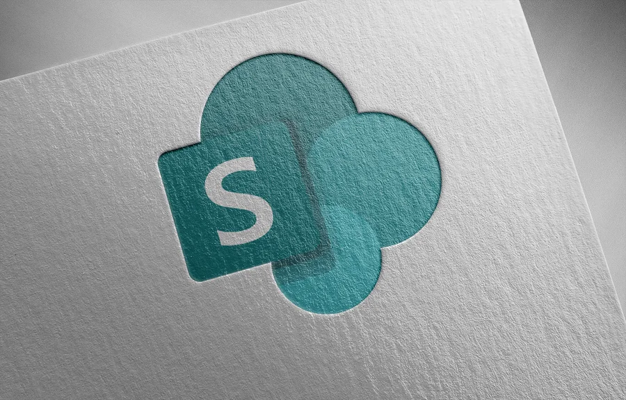 Logo Microsoft SharePoint wydrukowane na białym arkuszu o wyraźnie widocznej strukturze papieru.