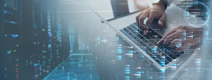 Dłonie programisty na klawiaturze z nałożoną warstwą wizualizacji danych i serwerowni symbolizującą cyfrową automatyzację.