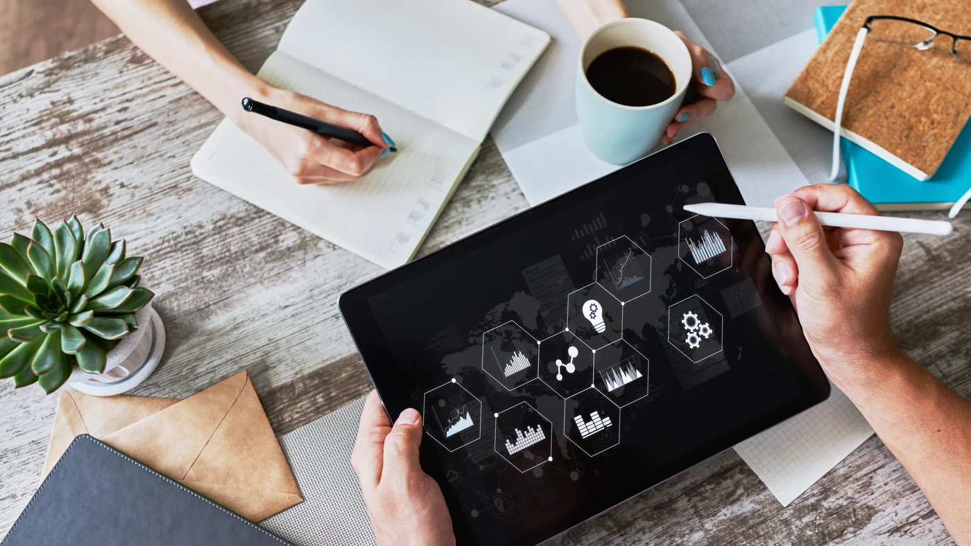 Tablet z interaktywnymi ikonami procesów i analityki – symbol wdrożenia nowoczesnych automatyzacji w firmie.