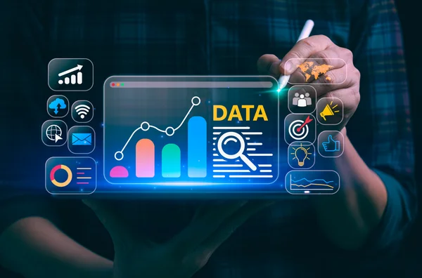 Cyfrowy interfejs z wykresami i napisem DATA nad tabletem – zaawansowane modelowanie danych dla nowoczesnych organizacji.