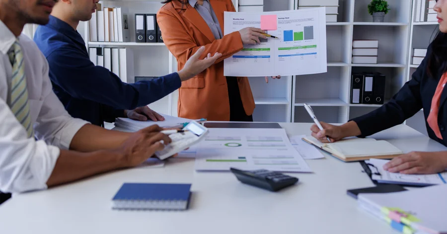 Zespół analizujący dane biznesowe i wykresy w kontekście Business Intelligence oraz modelowania procesów biznesowych