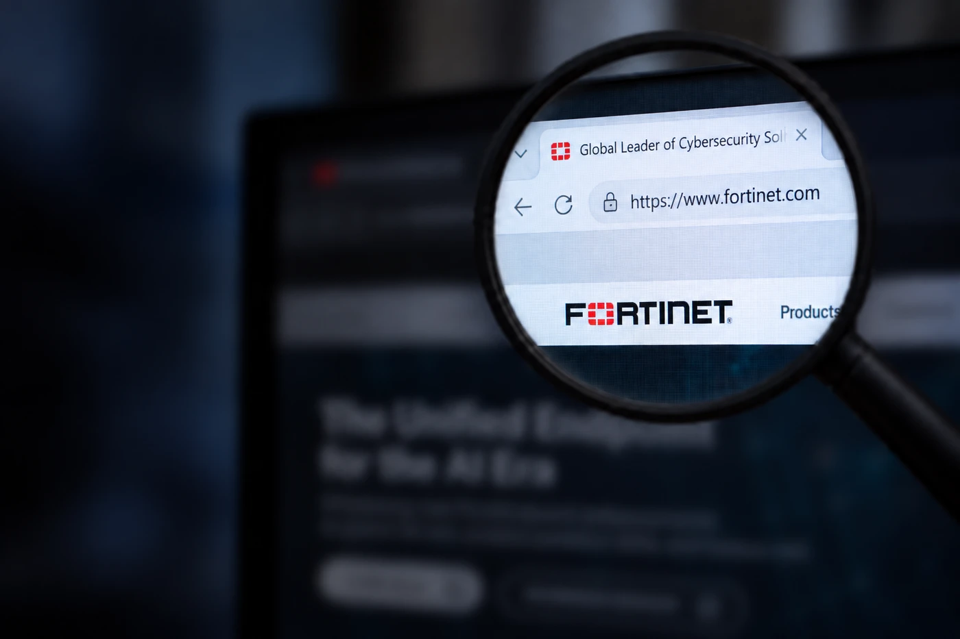 Strona Fortinet widoczna przez lupę - rozwiązania FortiGate Firewall