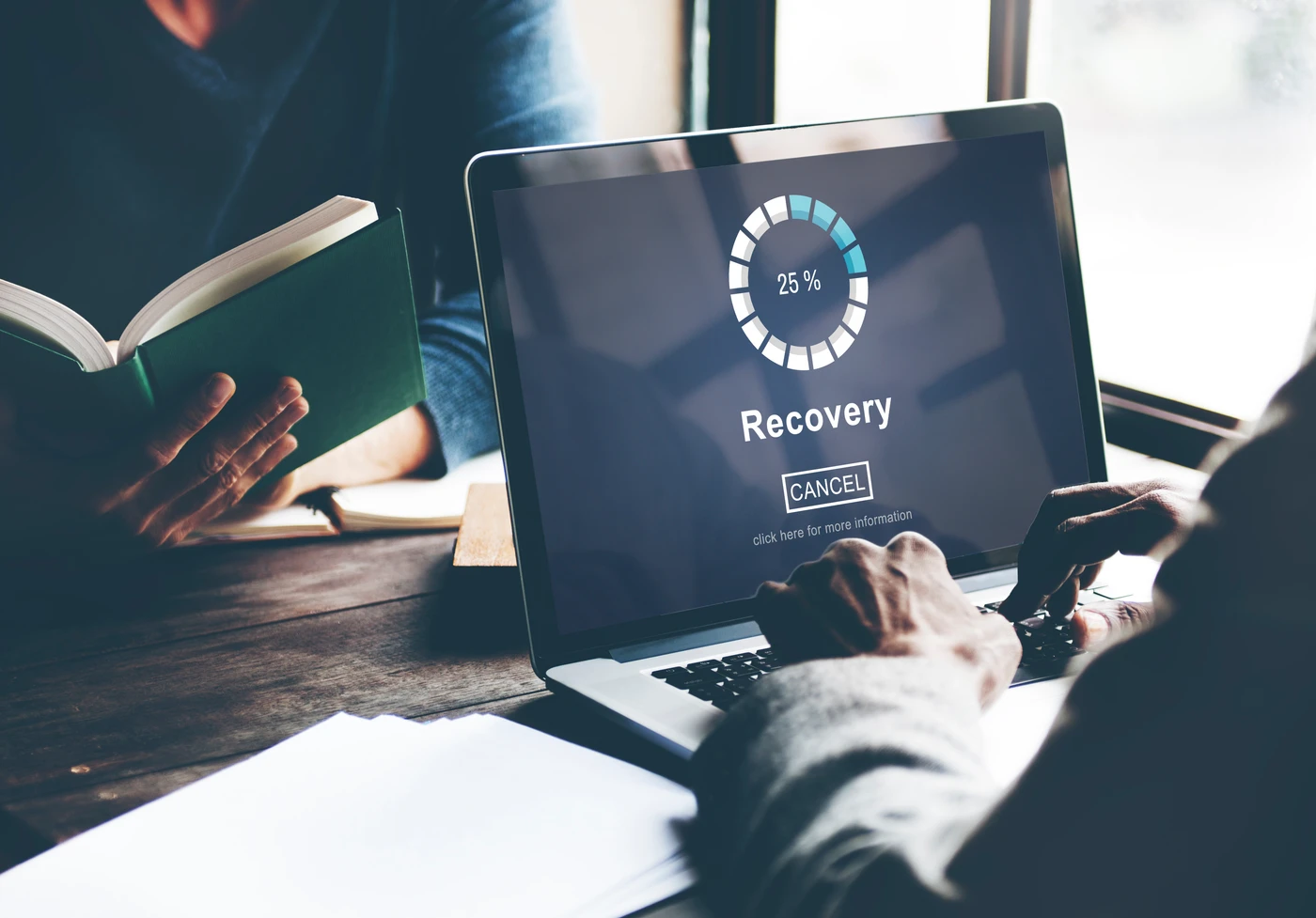 Widok na laptop z aktywnym procesem odzyskiwania danych 25% – niezawodny backup i przywracanie plików firmowych.