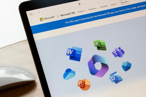 Ikony aplikacji pakietu Microsoft 365 na ekranie laptopa – narzędzia do elektronicznego obiegu dokumentów w chmurze.