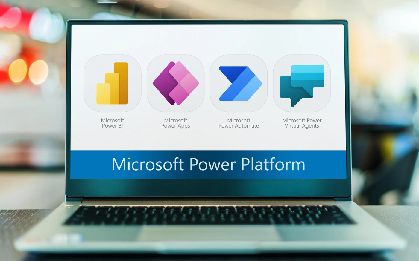  Laptop z wyświetlonymi ikonami Microsoft Power Platform – narzędzia do automatyzacji procesów biznesowych i analizy danych.