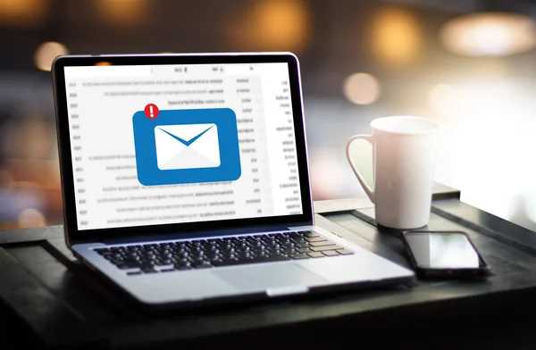 Laptop z otwartą skrzynką e-mail i ikoną wiadomości, symbolizujący migrację poczty w organizacji i przenoszenie danych firmowych.