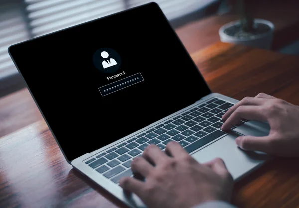 Osoba wpisująca bezpieczne hasło na laptopie – symbol ochrony danych i audytu bezpieczeństwa IT.
