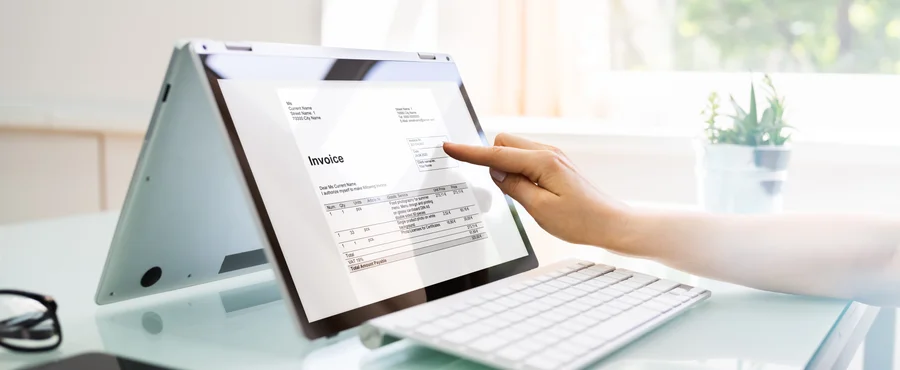 Cyfrowa faktura wyświetlana na ekranie laptopa jako przykład automatyzacji procesów księgowych w firmie.