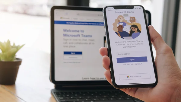 Smartfon i tablet z aplikacją Microsoft Teams używane do komunikacji biznesowej w firmie.