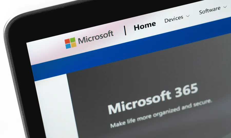 Ekran laptopa z logo Microsoft 365 – przypomnienie o konieczności tworzenia kopii zapasowych poczty i plików w chmurze.