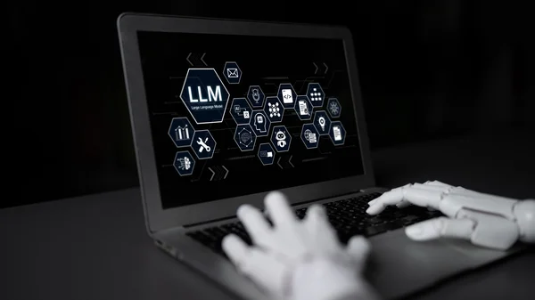Robotyczne dłonie piszące na laptopie z wizualizacją LLM i ikonami sztucznej inteligencji